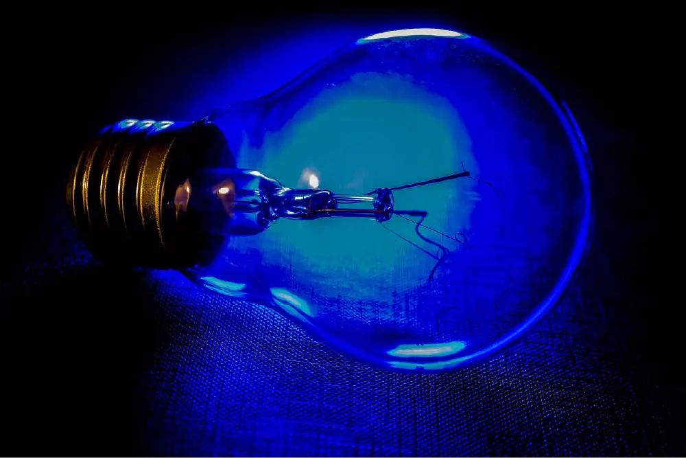 photo d'une ampoule qui fait référence à l'activité de Cuany Electricité